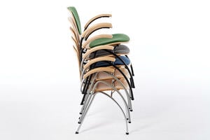 Senkrecht können die Binz AL Schalenstühle gestapelt werden Senkrecht können die Binz AL Schalenstühle gestapelt werden